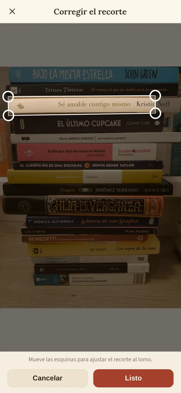 La foto de la pila con las esquinas de un lomo para corregirlas